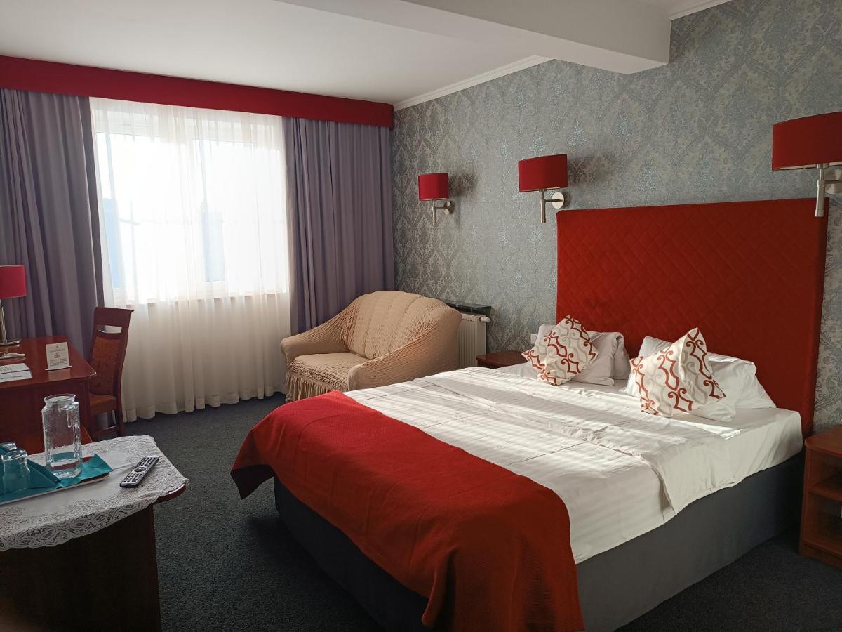 Amigo Hotel Sulejówek Екстериор снимка
