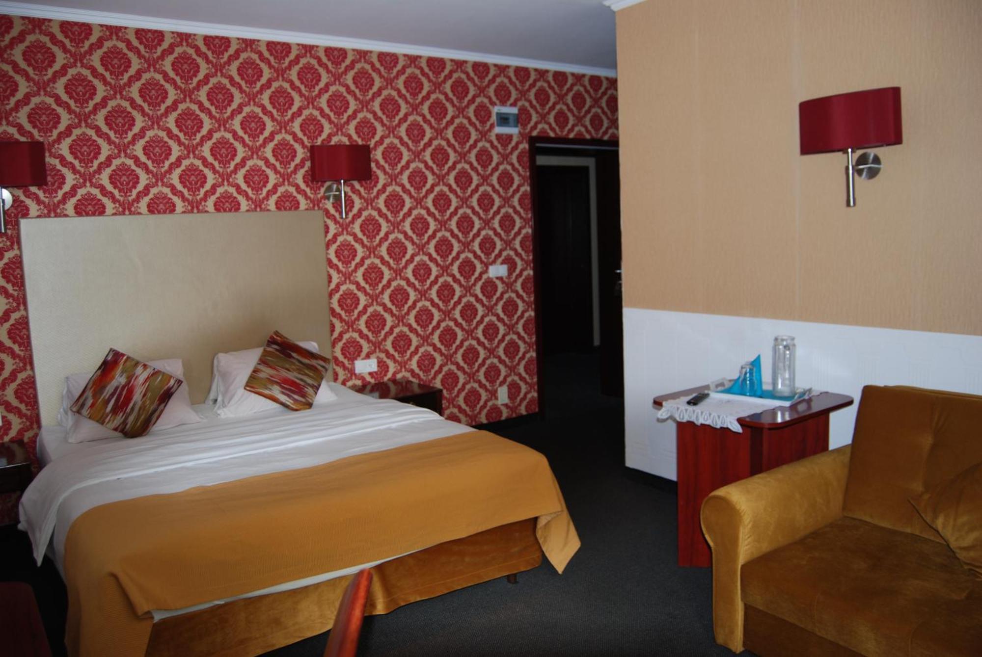 Amigo Hotel Sulejówek Екстериор снимка