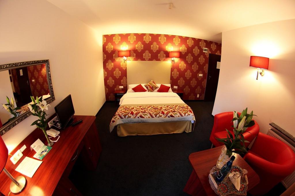 Amigo Hotel Sulejówek Екстериор снимка