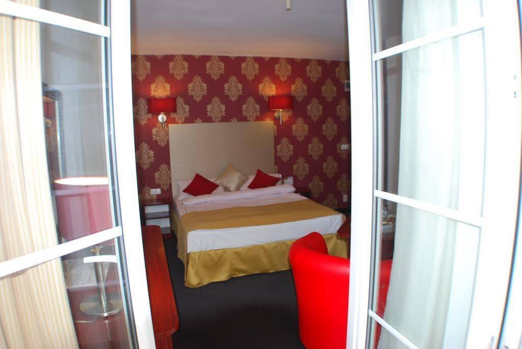 Amigo Hotel Sulejówek Екстериор снимка