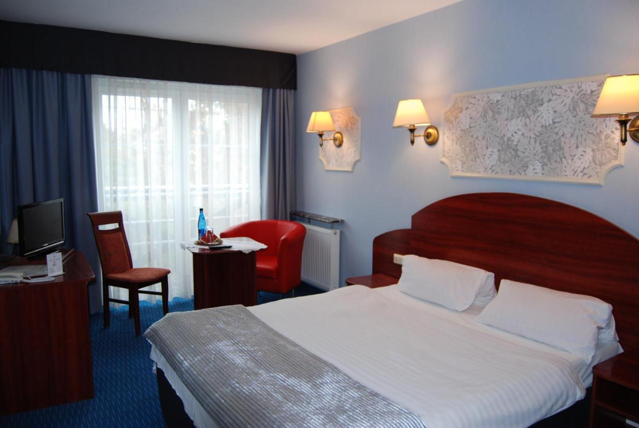 Amigo Hotel Sulejówek Екстериор снимка